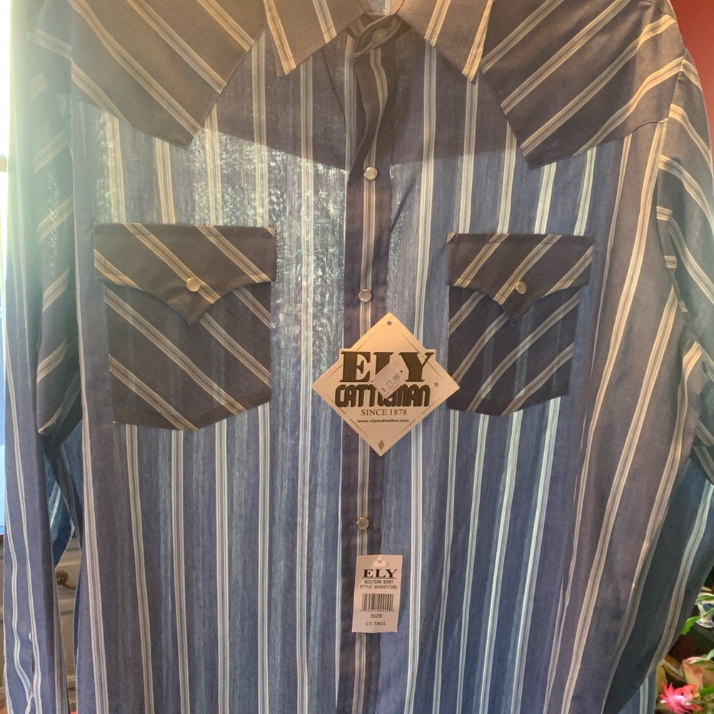 Ely Cattleman long sleeve shirt with snap buttons.